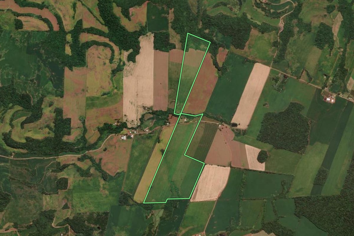Imagem de satélite do imóvel rural em Sarandi (RS), com o contorno declarado no CAR desenhado por cima.