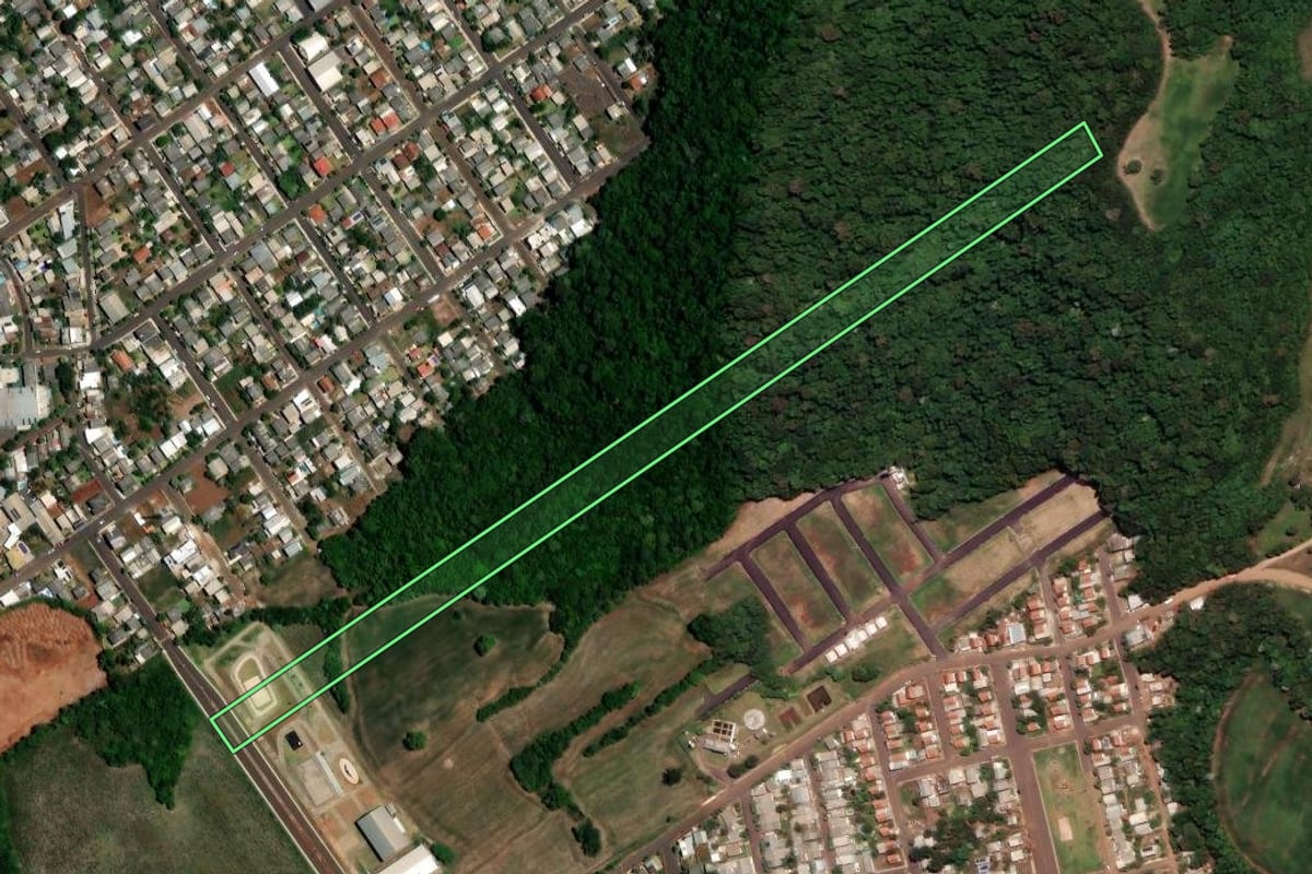 Imagem de satélite do imóvel rural em Sarandi (RS), com o contorno declarado no CAR desenhado por cima.