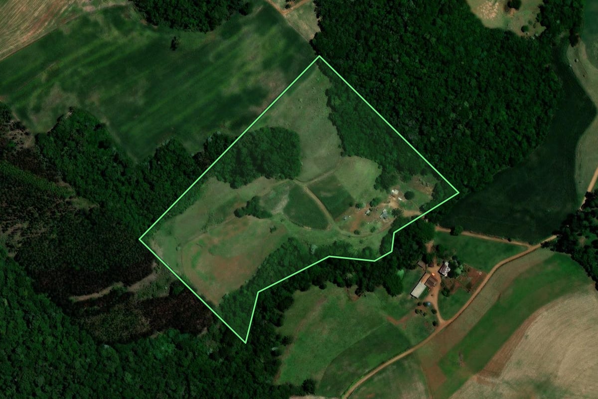 Imagem de satélite do imóvel rural em Sarandi (RS), com o contorno declarado no CAR desenhado por cima.