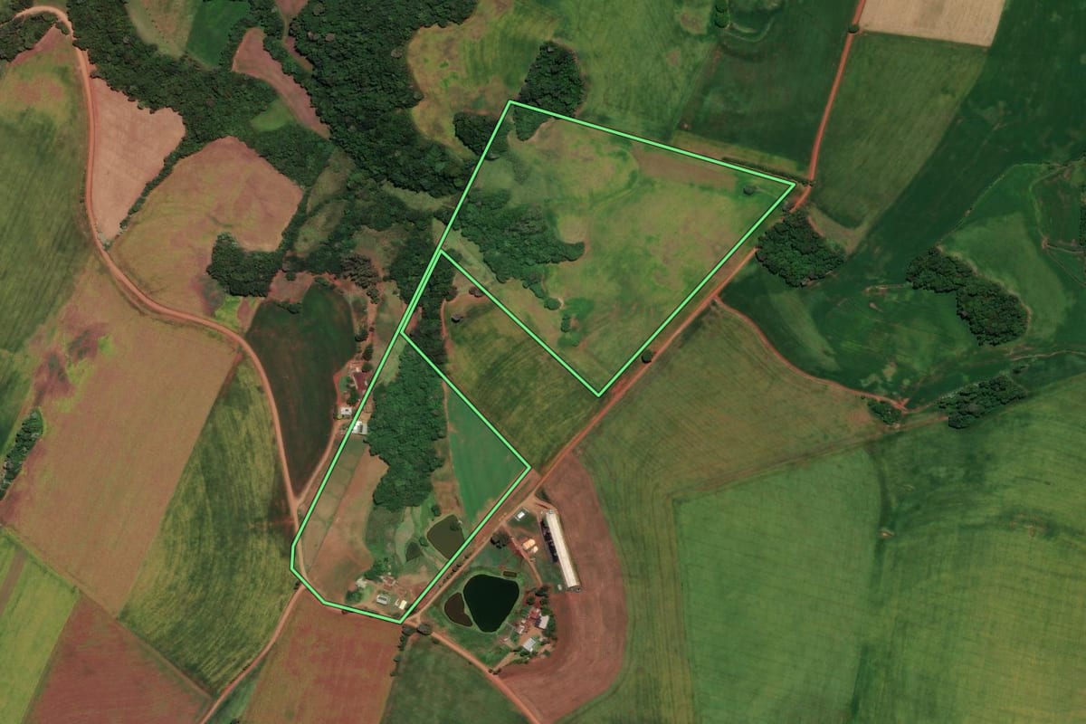 Imagem de satélite do imóvel rural em Sarandi (RS), com o contorno declarado no CAR desenhado por cima.