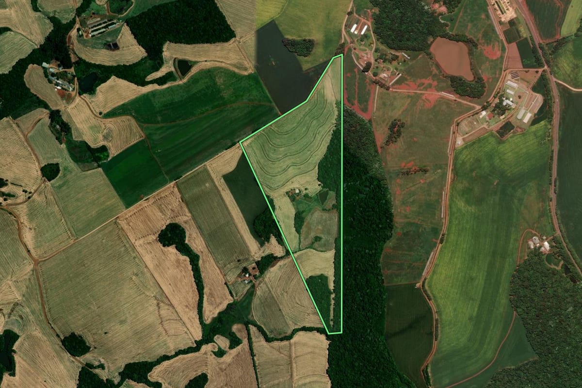 Imagem de satélite do imóvel rural em Sarandi (RS), com o contorno declarado no CAR desenhado por cima.