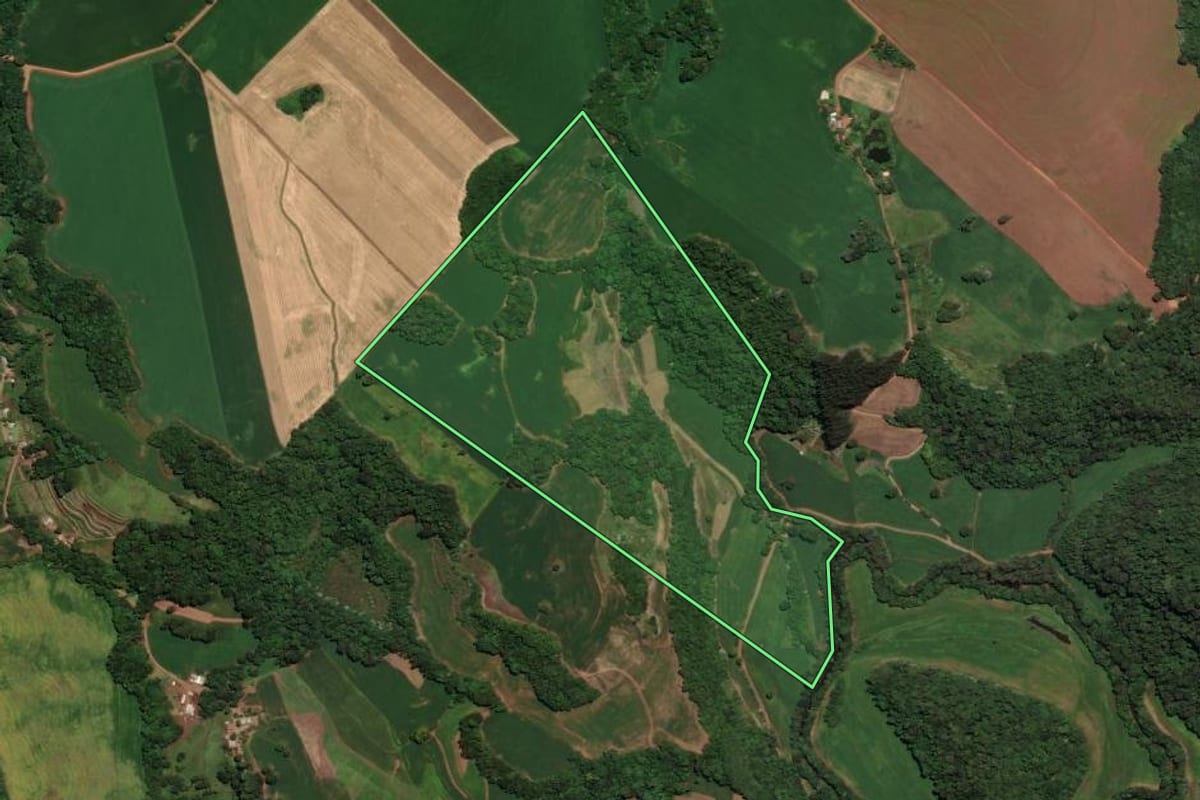 Imagem de satélite do imóvel rural em Sarandi (RS), com o contorno declarado no CAR desenhado por cima.