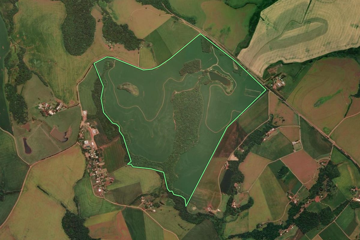 Imagem de satélite do imóvel rural em Sarandi (RS), com o contorno declarado no CAR desenhado por cima.
