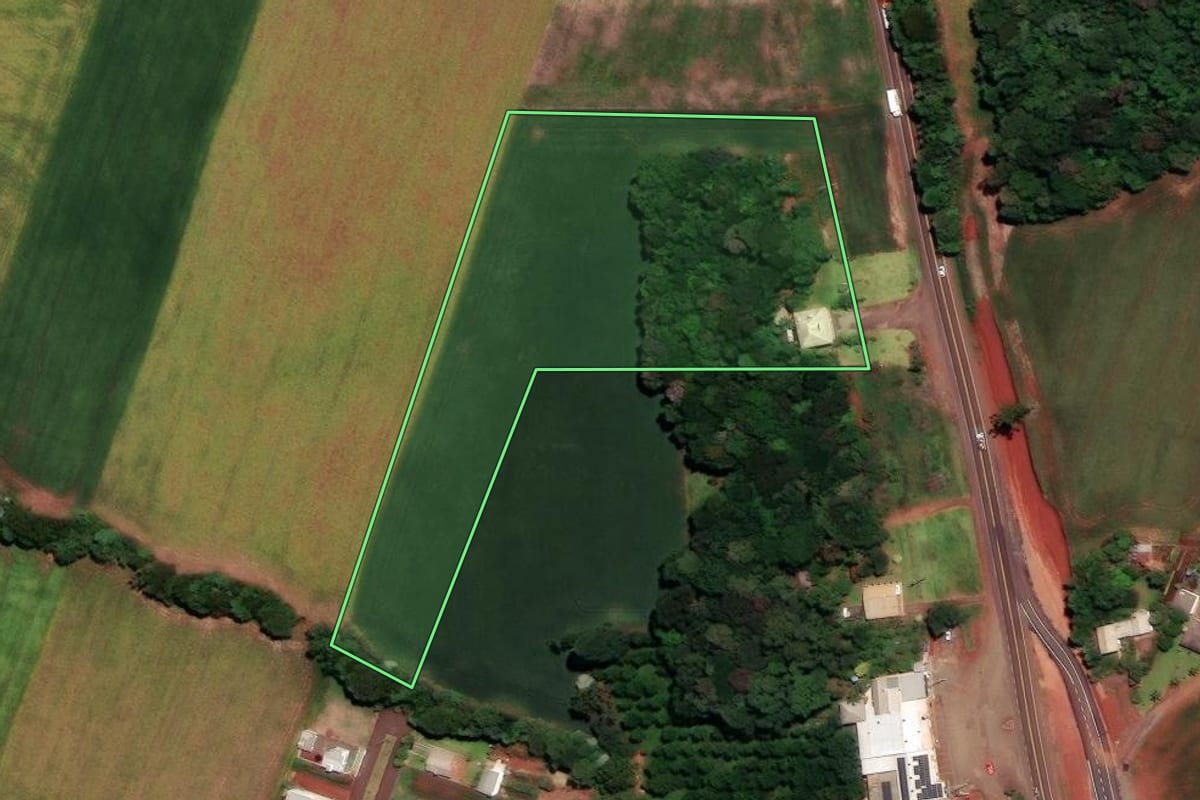 Imagem de satélite do imóvel rural em Sarandi (RS), com o contorno declarado no CAR desenhado por cima.