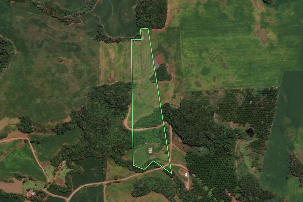 Imagem de satélite do imóvel rural em Sarandi (RS), com o contorno declarado no CAR desenhado por cima.