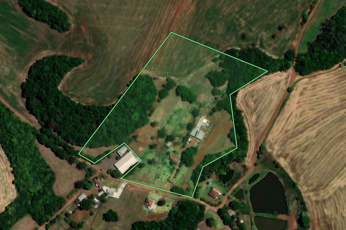 Imagem de satélite do imóvel rural em Sarandi (RS), com o contorno declarado no CAR desenhado por cima.