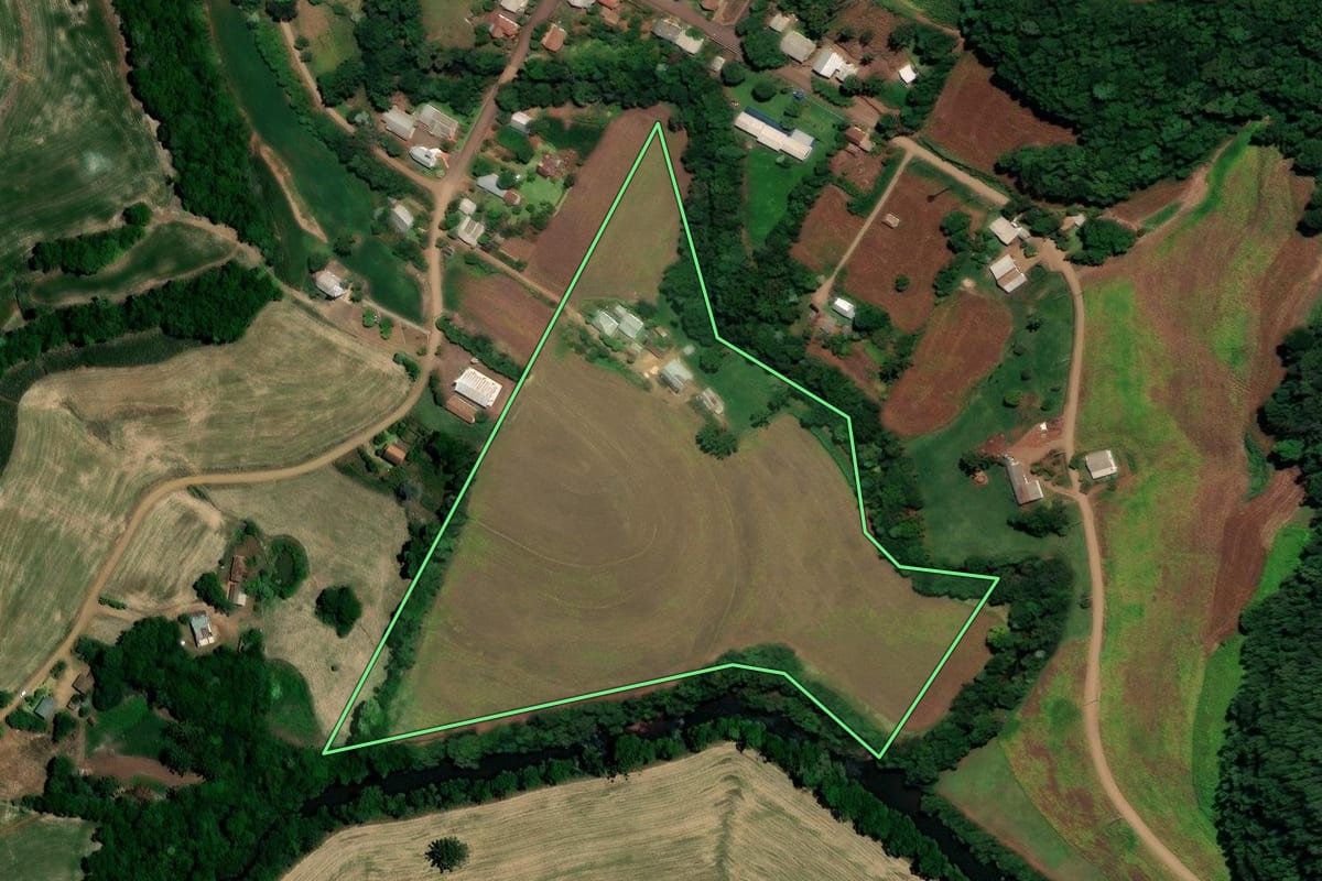 Imagem de satélite do imóvel rural em Sarandi (RS), com o contorno declarado no CAR desenhado por cima.