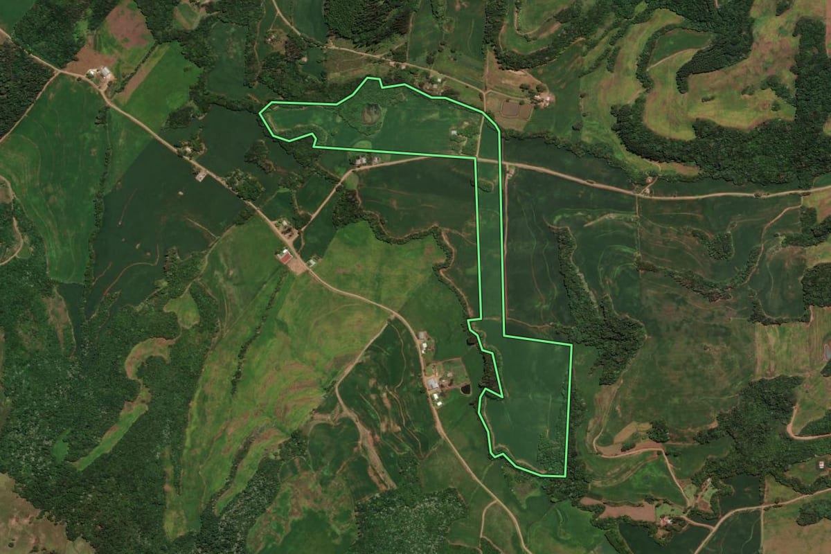 Imagem de satélite do imóvel rural em Sarandi (RS), com o contorno declarado no CAR desenhado por cima.