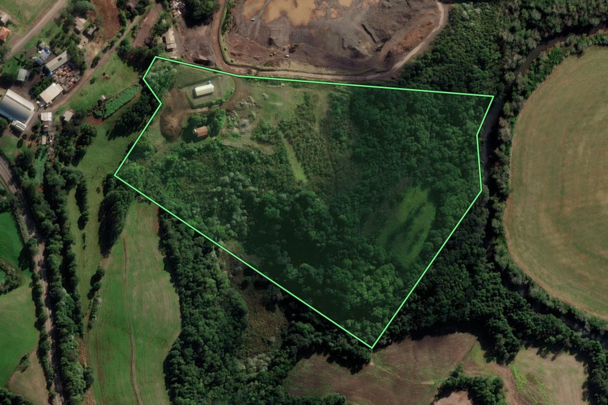 Imagem de satélite do imóvel rural em Sarandi (RS), com o contorno declarado no CAR desenhado por cima.
