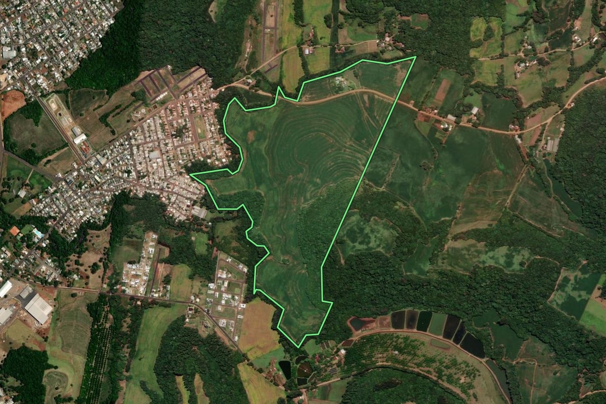 Imagem de satélite do imóvel rural em Sarandi (RS), com o contorno declarado no CAR desenhado por cima.