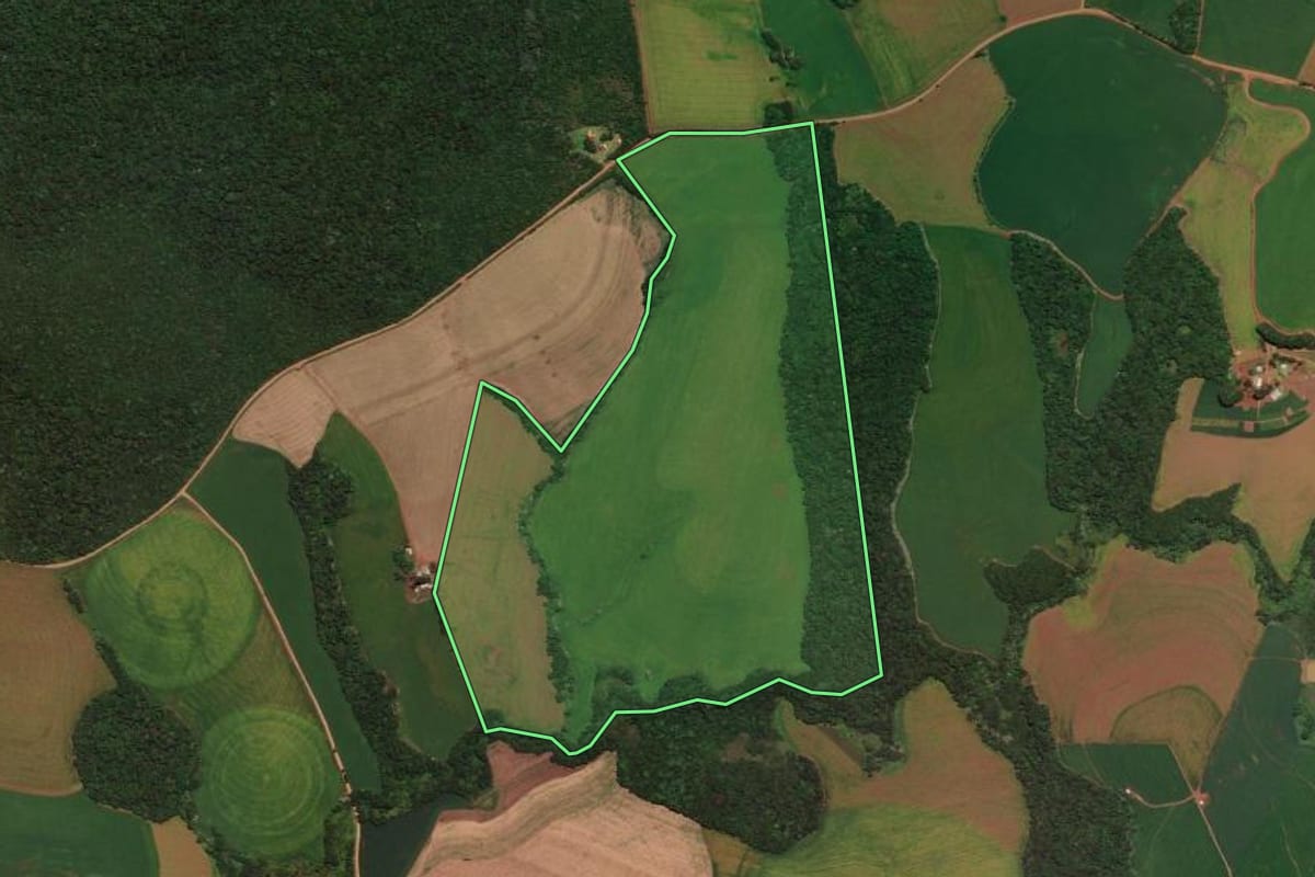 Imagem de satélite do imóvel rural em Sarandi (RS), com o contorno declarado no CAR desenhado por cima.