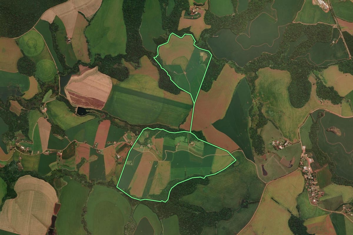Imagem de satélite do imóvel rural em Sarandi (RS), com o contorno declarado no CAR desenhado por cima.