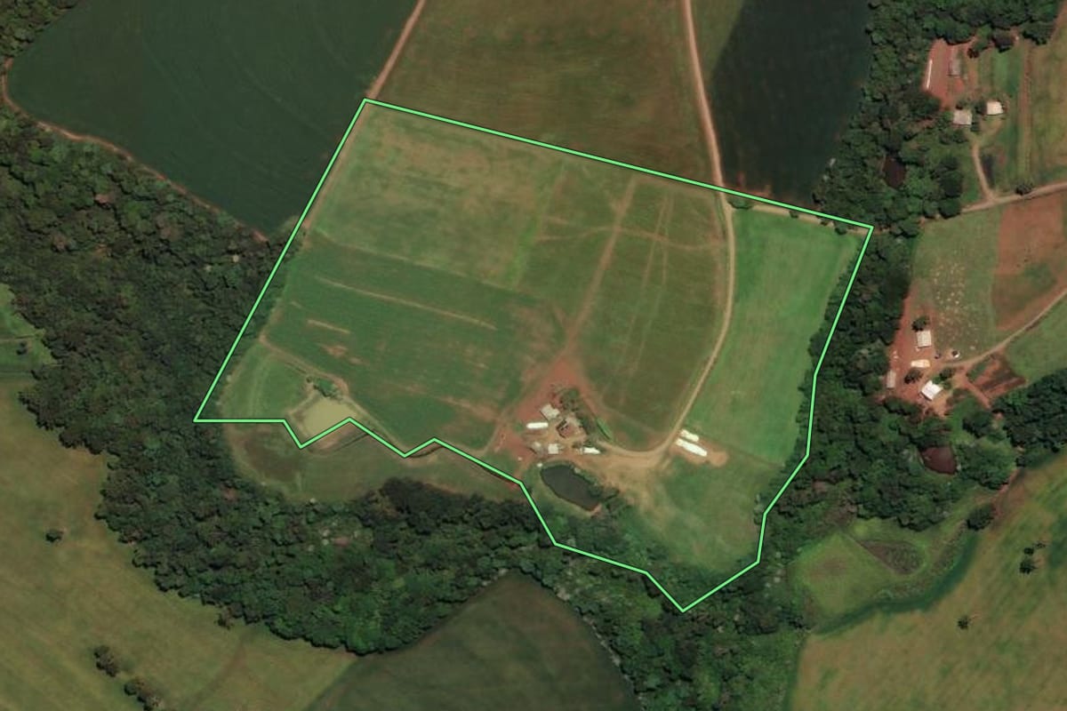 Imagem de satélite do imóvel rural em Sarandi (RS), com o contorno declarado no CAR desenhado por cima.