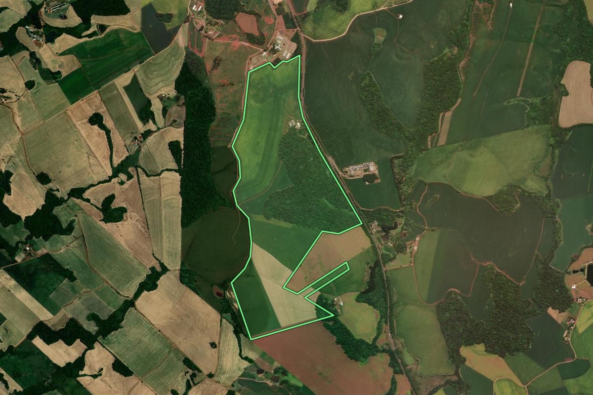 Imagem de satélite do imóvel rural em Sarandi (RS), com o contorno declarado no CAR desenhado por cima.