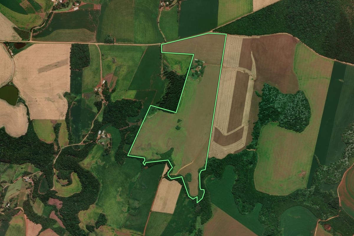Imagem de satélite do imóvel rural em Sarandi (RS), com o contorno declarado no CAR desenhado por cima.