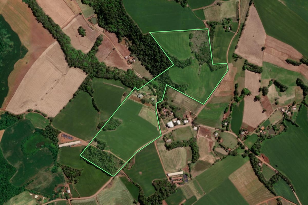 Imagem de satélite do imóvel rural em Sede Nova (RS), com o contorno declarado no CAR desenhado por cima.