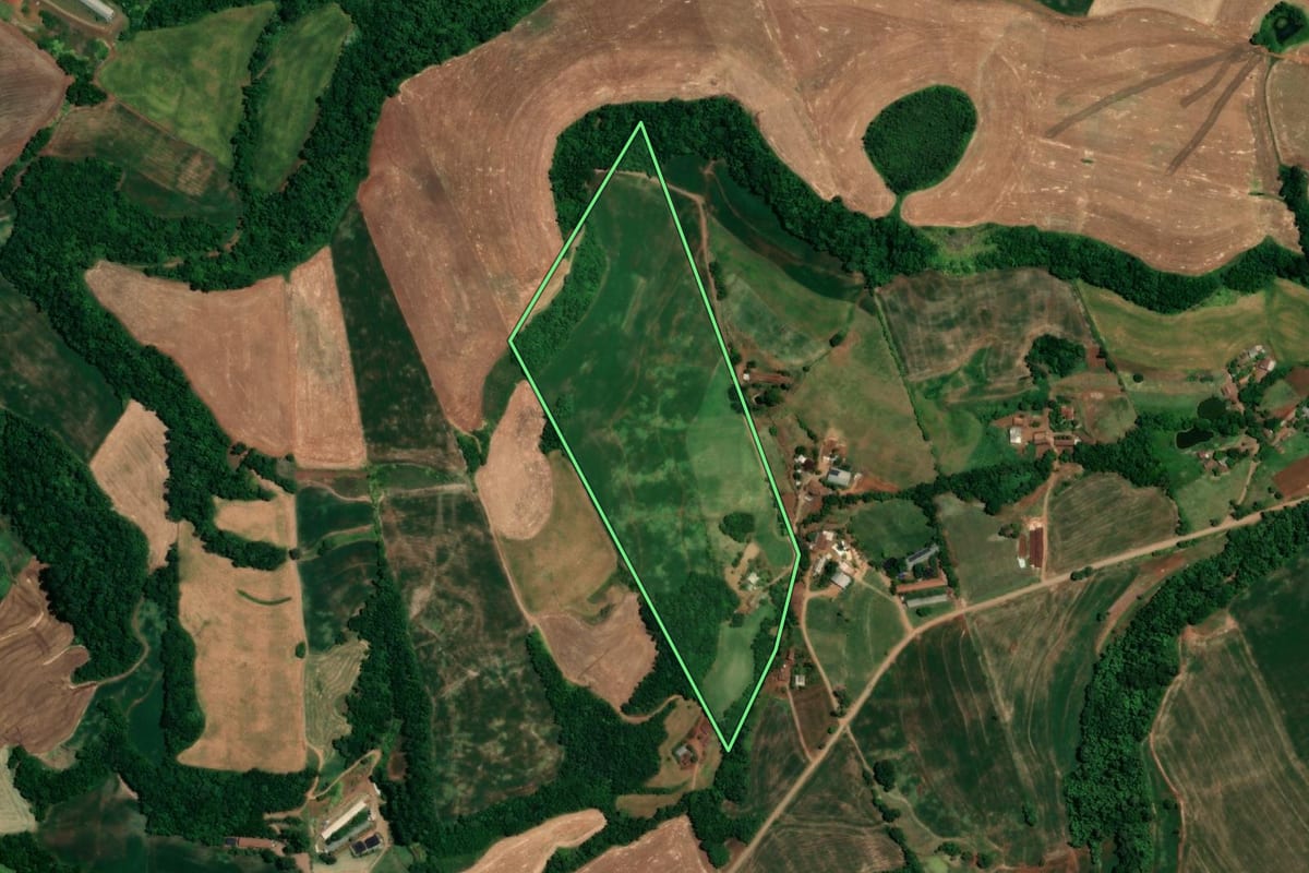 Imagem de satélite do imóvel rural em Sede Nova (RS), com o contorno declarado no CAR desenhado por cima.