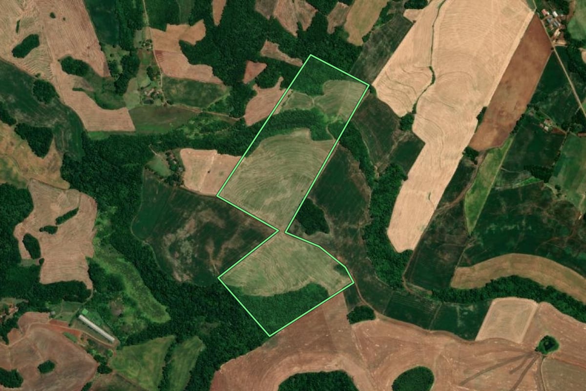 Imagem de satélite do imóvel rural em Sede Nova (RS), com o contorno declarado no CAR desenhado por cima.