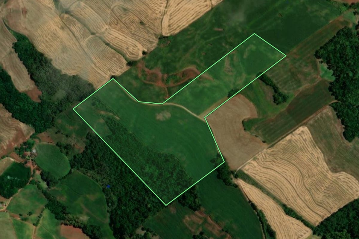 Imagem de satélite do imóvel rural em Sede Nova (RS), com o contorno declarado no CAR desenhado por cima.
