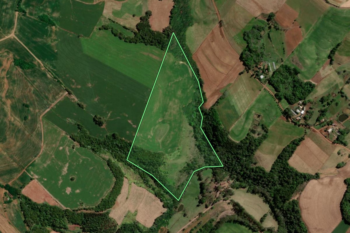 Imagem de satélite do imóvel rural em Sede Nova (RS), com o contorno declarado no CAR desenhado por cima.