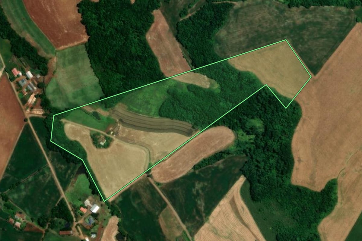 Imagem de satélite do imóvel rural em Sede Nova (RS), com o contorno declarado no CAR desenhado por cima.
