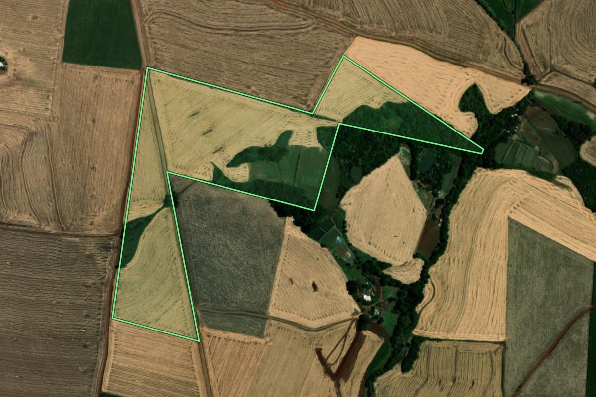Imagem de satélite do imóvel rural em Sede Nova (RS), com o contorno declarado no CAR desenhado por cima.