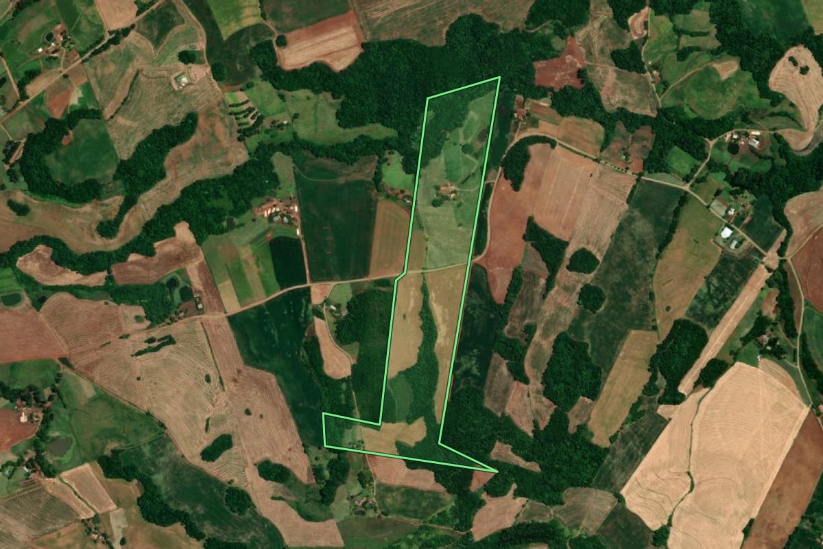 Imagem de satélite do imóvel rural em Sede Nova (RS), com o contorno declarado no CAR desenhado por cima.