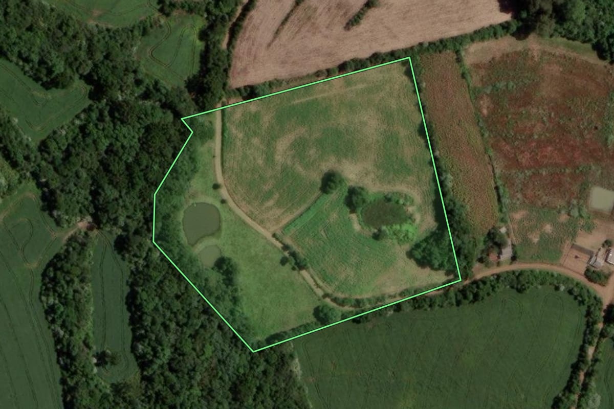 Imagem de satélite do imóvel rural em Segredo (RS), com o contorno declarado no CAR desenhado por cima.