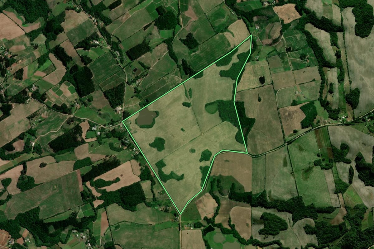 Imagem de satélite do imóvel rural em Segredo (RS), com o contorno declarado no CAR desenhado por cima.