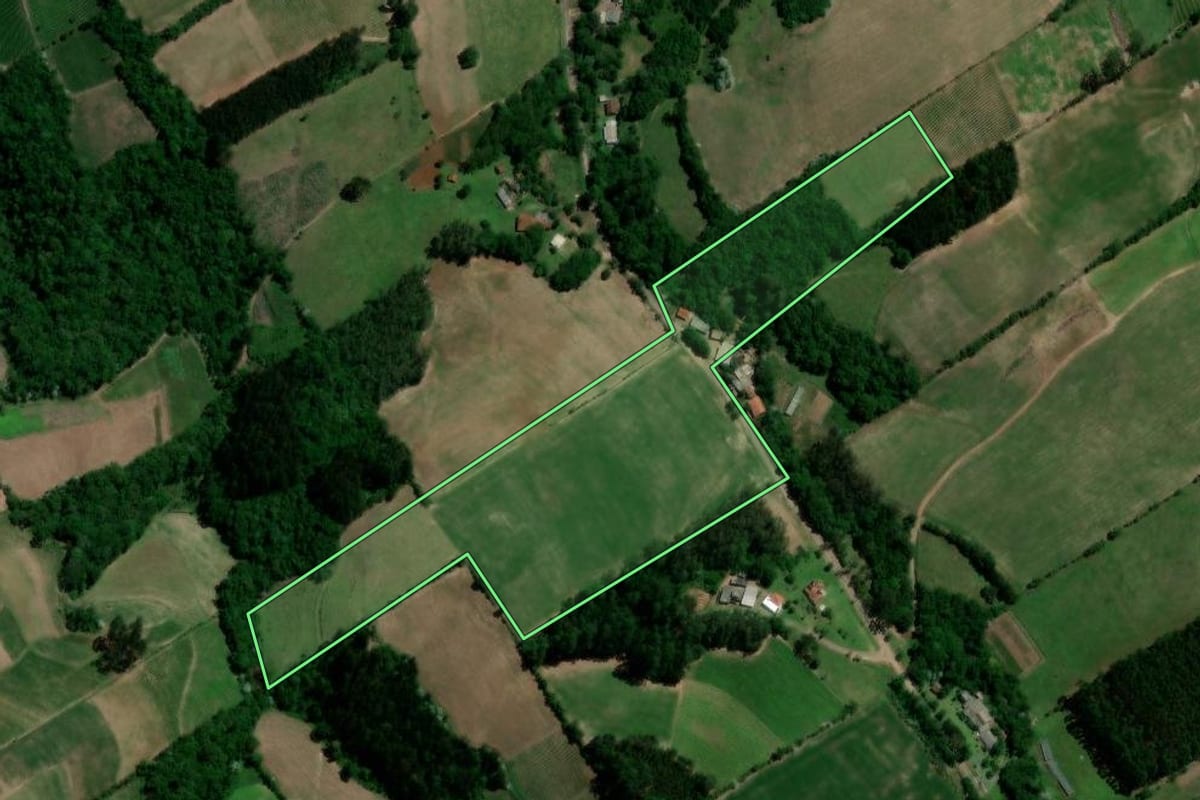 Imagem de satélite do imóvel rural em Segredo (RS), com o contorno declarado no CAR desenhado por cima.