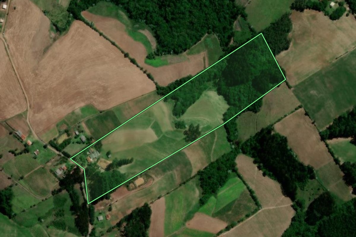 Imagem de satélite do imóvel rural em Segredo (RS), com o contorno declarado no CAR desenhado por cima.