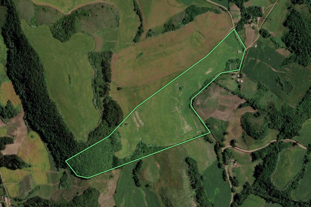 Imagem de satélite do imóvel rural em Segredo (RS), com o contorno declarado no CAR desenhado por cima.
