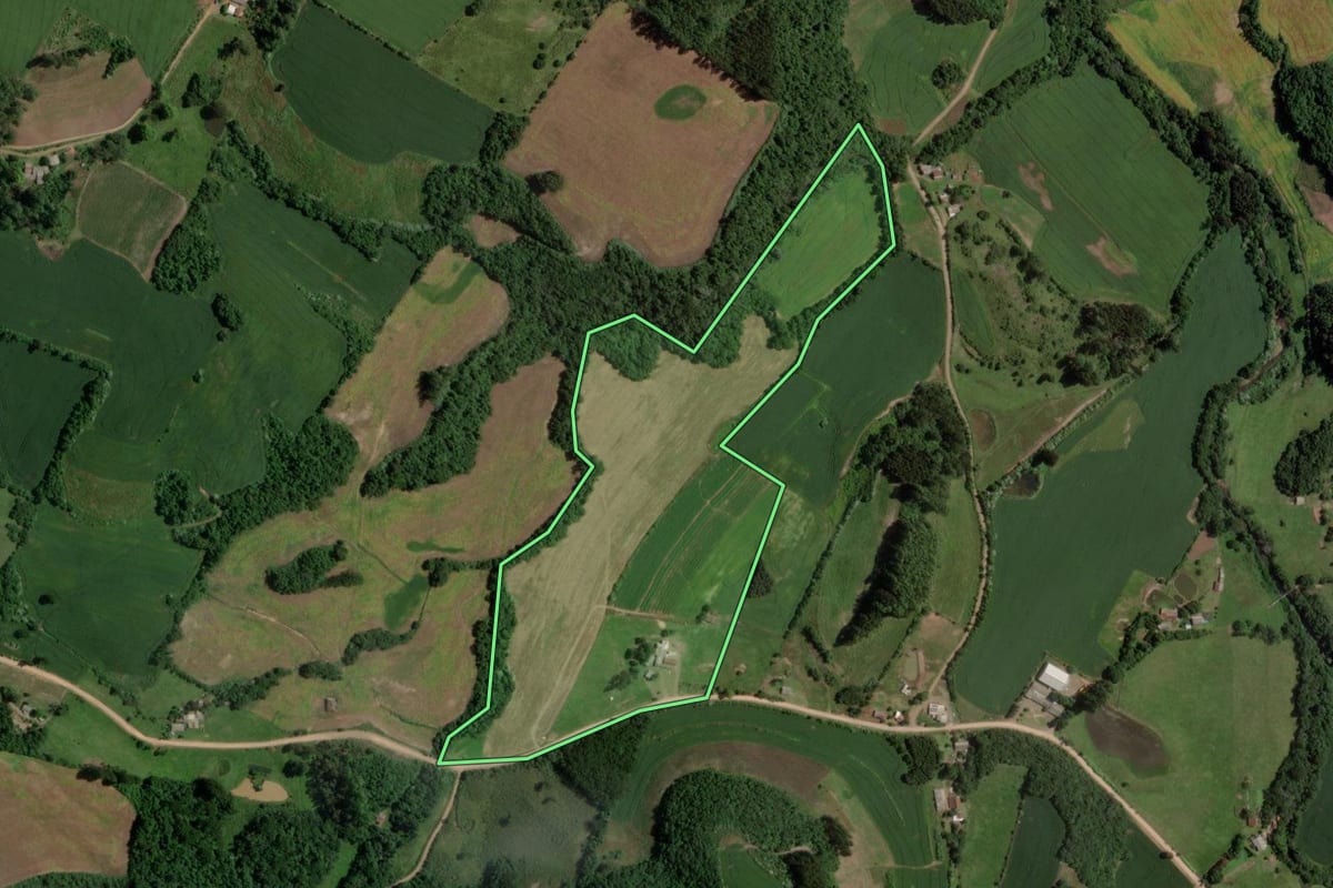 Imagem de satélite do imóvel rural em Segredo (RS), com o contorno declarado no CAR desenhado por cima.