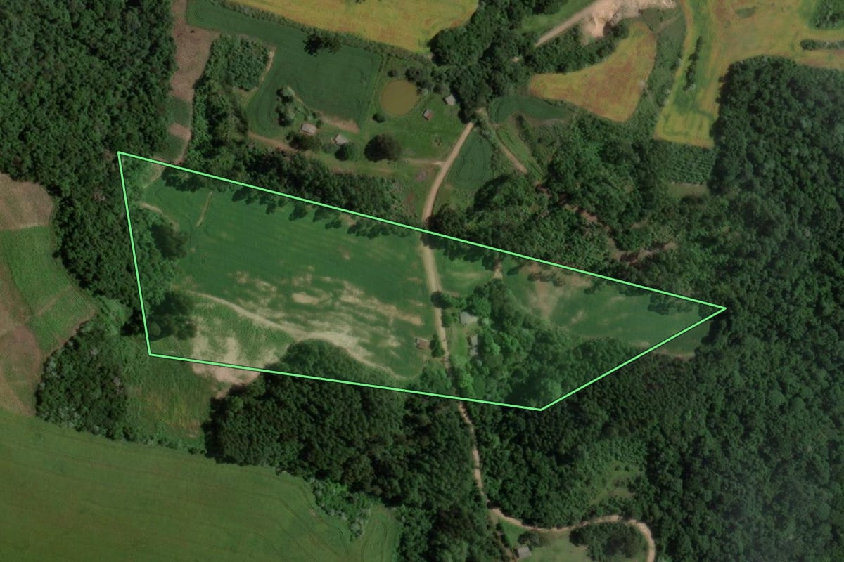 Imagem de satélite do imóvel rural em Segredo (RS), com o contorno declarado no CAR desenhado por cima.