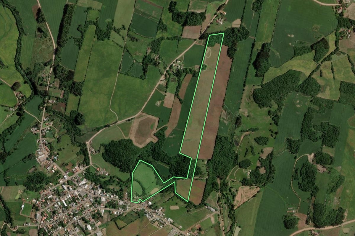 Imagem de satélite do imóvel rural em Segredo (RS), com o contorno declarado no CAR desenhado por cima.
