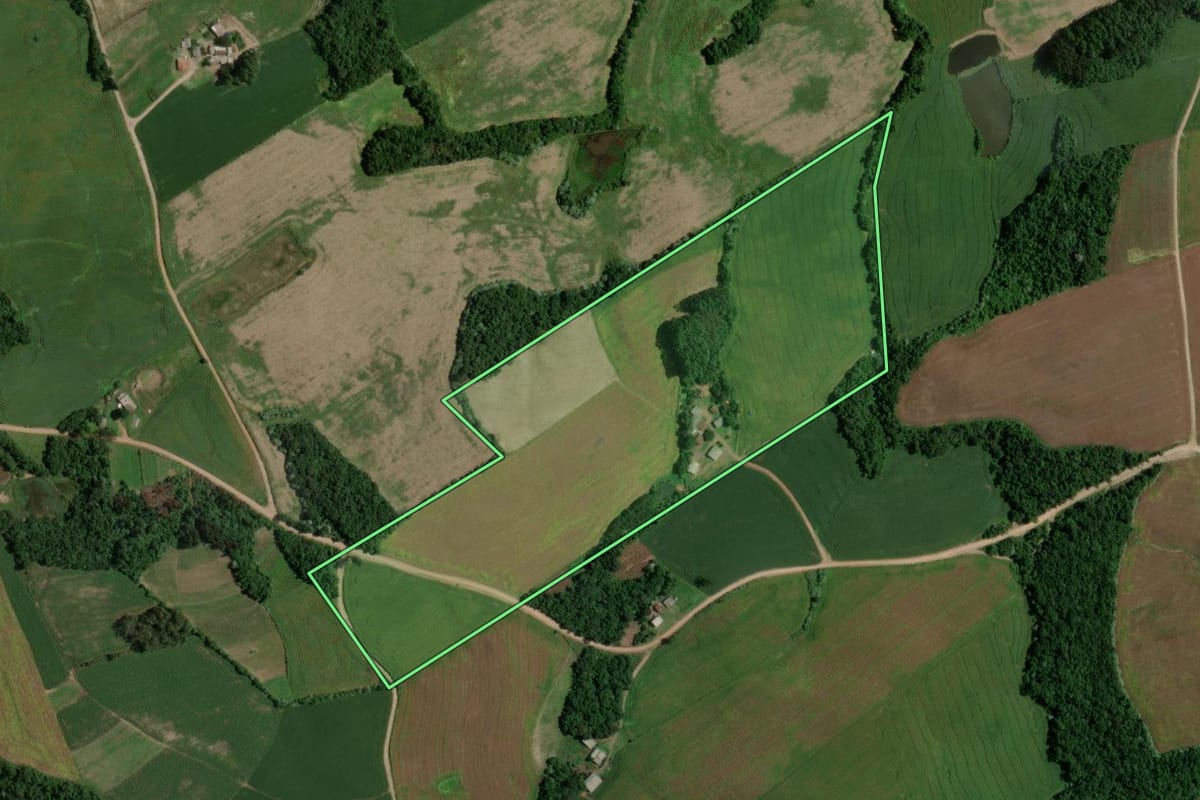 Imagem de satélite do imóvel rural em Segredo (RS), com o contorno declarado no CAR desenhado por cima.