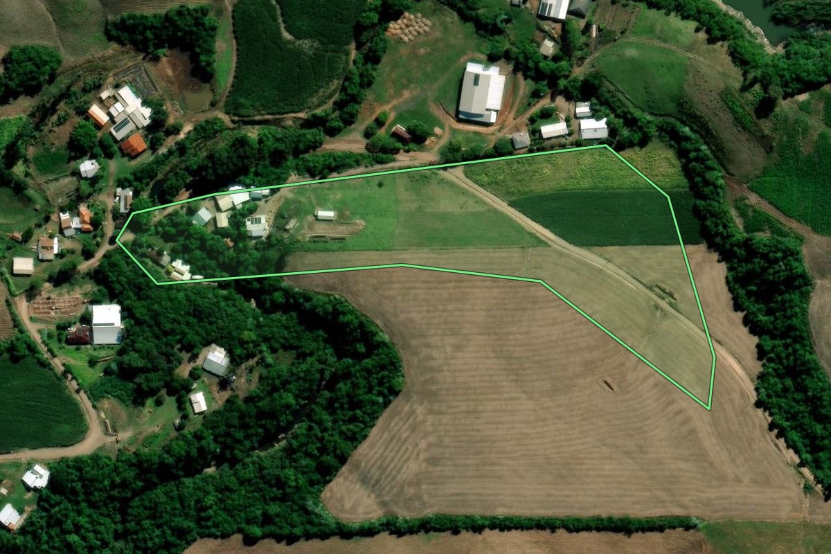 Imagem de satélite do imóvel rural em Segredo (RS), com o contorno declarado no CAR desenhado por cima.