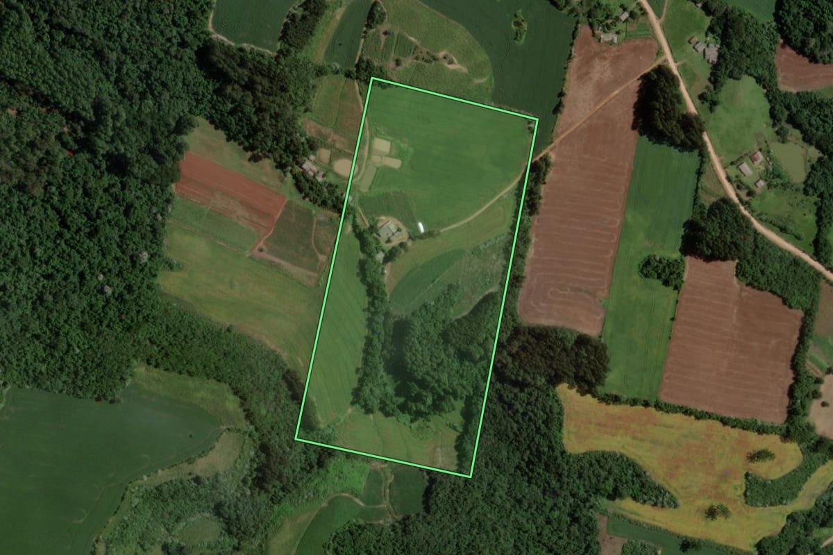 Imagem de satélite do imóvel rural em Segredo (RS), com o contorno declarado no CAR desenhado por cima.
