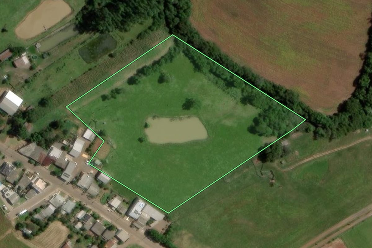 Imagem de satélite do imóvel rural em Segredo (RS), com o contorno declarado no CAR desenhado por cima.