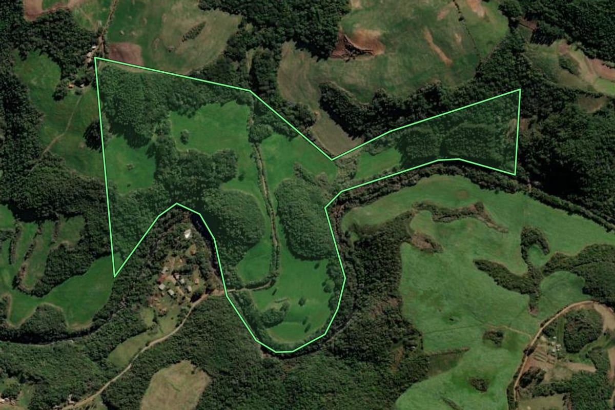Imagem de satélite do imóvel rural em Segredo (RS), com o contorno declarado no CAR desenhado por cima.