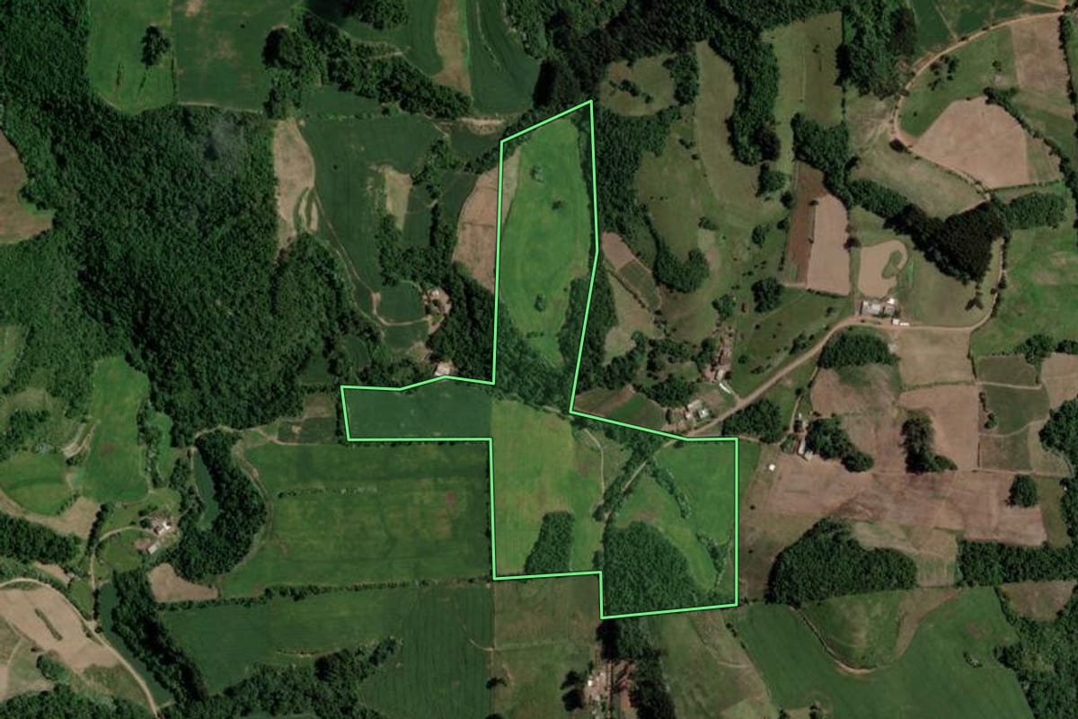 Imagem de satélite do imóvel rural em Segredo (RS), com o contorno declarado no CAR desenhado por cima.