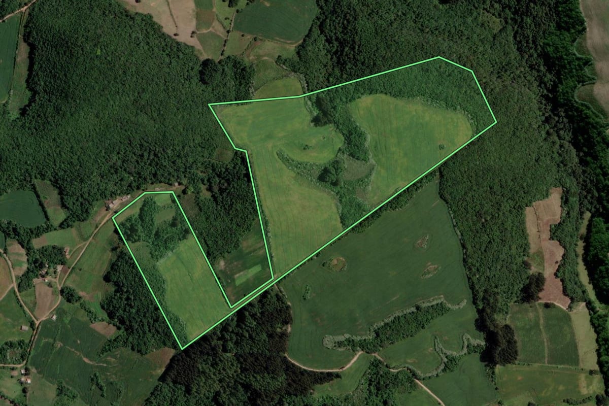 Imagem de satélite do imóvel rural em Segredo (RS), com o contorno declarado no CAR desenhado por cima.