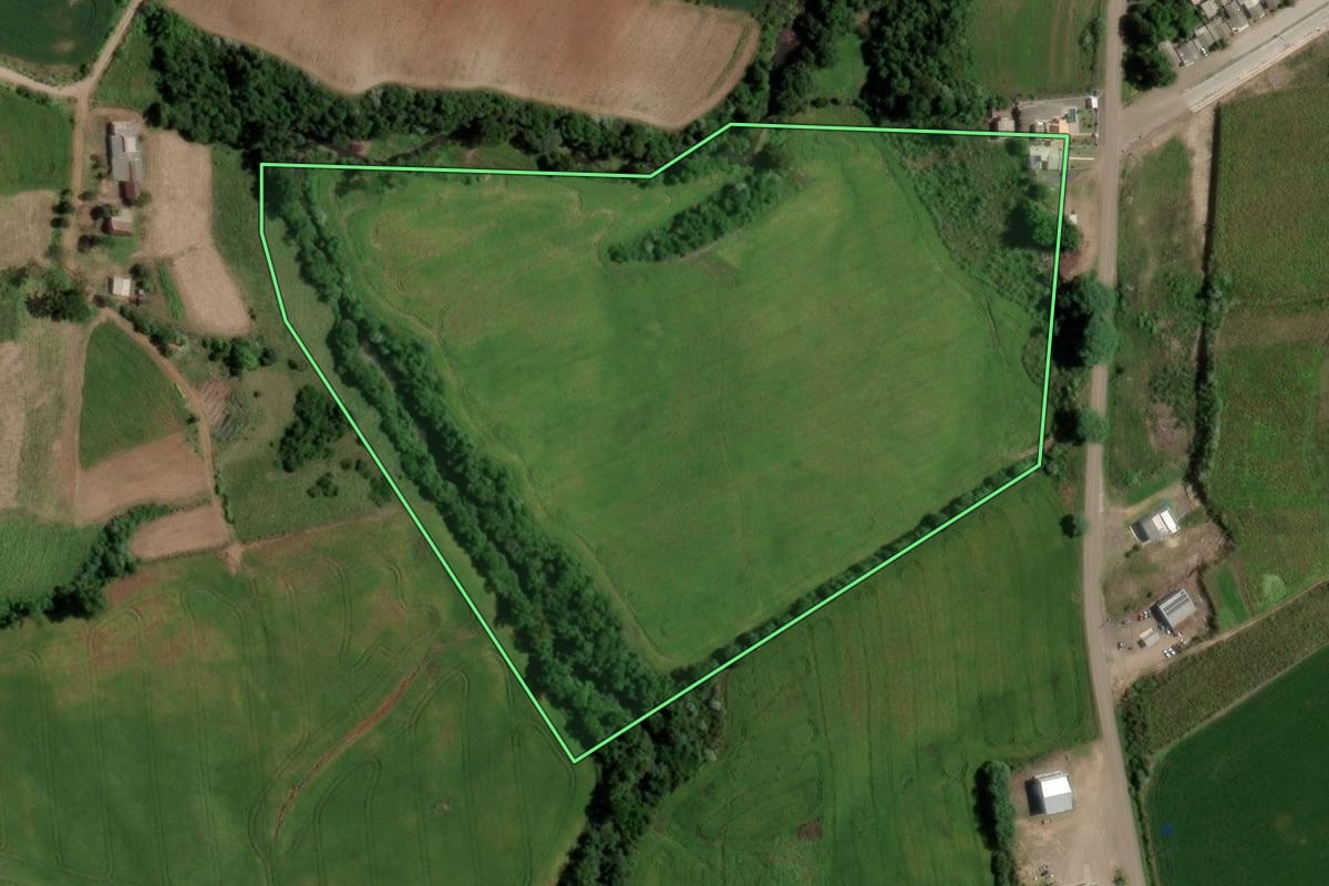 Imagem de satélite do imóvel rural em Segredo (RS), com o contorno declarado no CAR desenhado por cima.