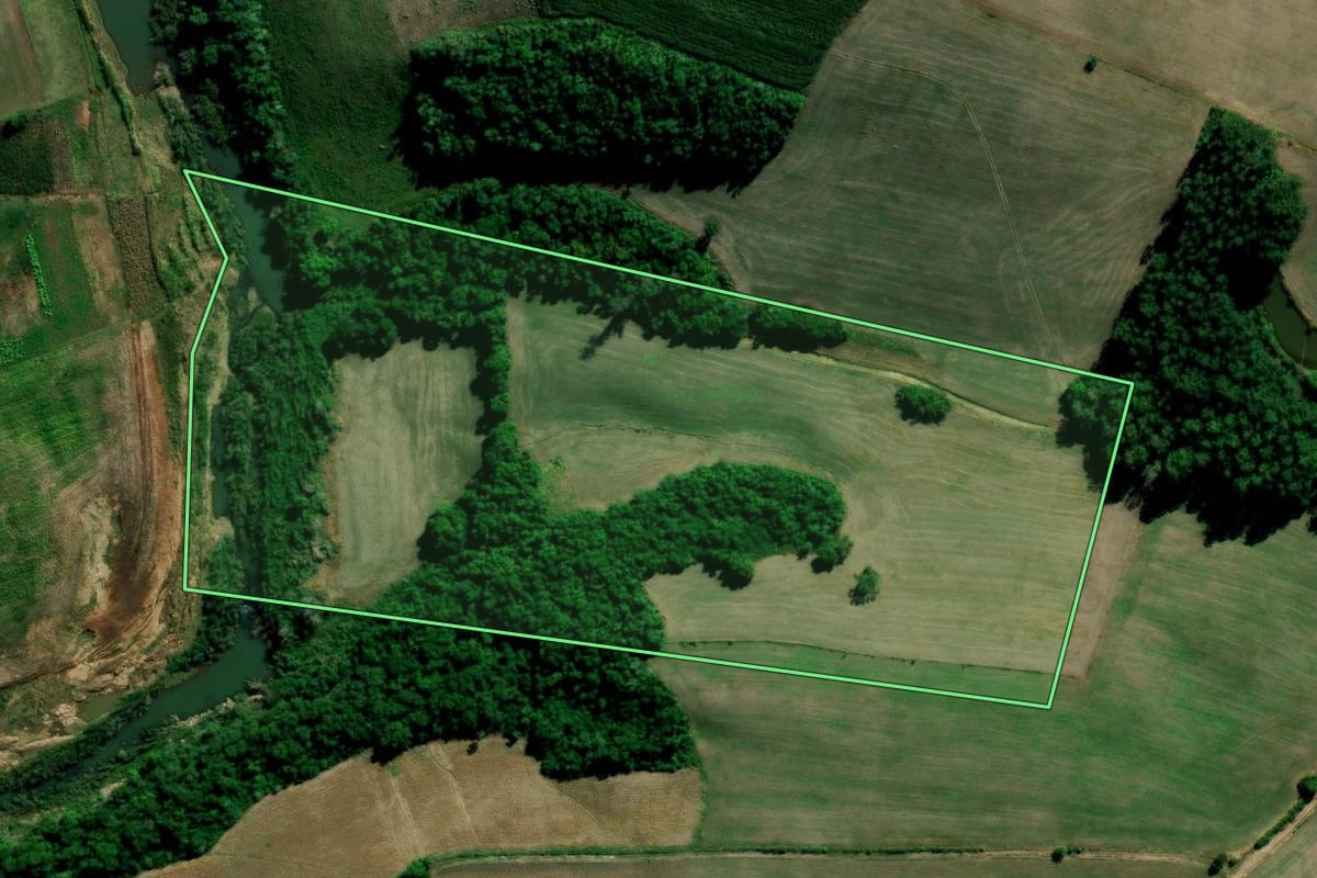 Imagem de satélite do imóvel rural em Segredo (RS), com o contorno declarado no CAR desenhado por cima.