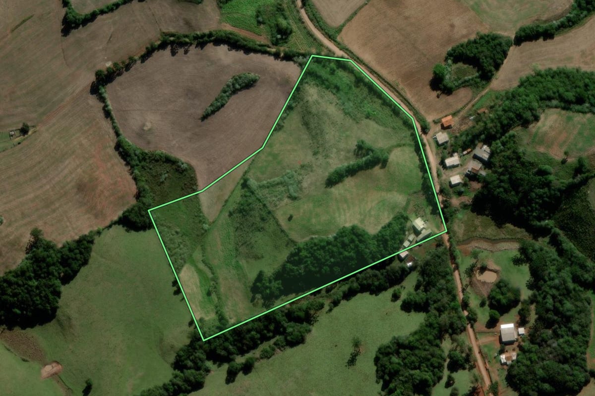 Imagem de satélite do imóvel rural em Segredo (RS), com o contorno declarado no CAR desenhado por cima.