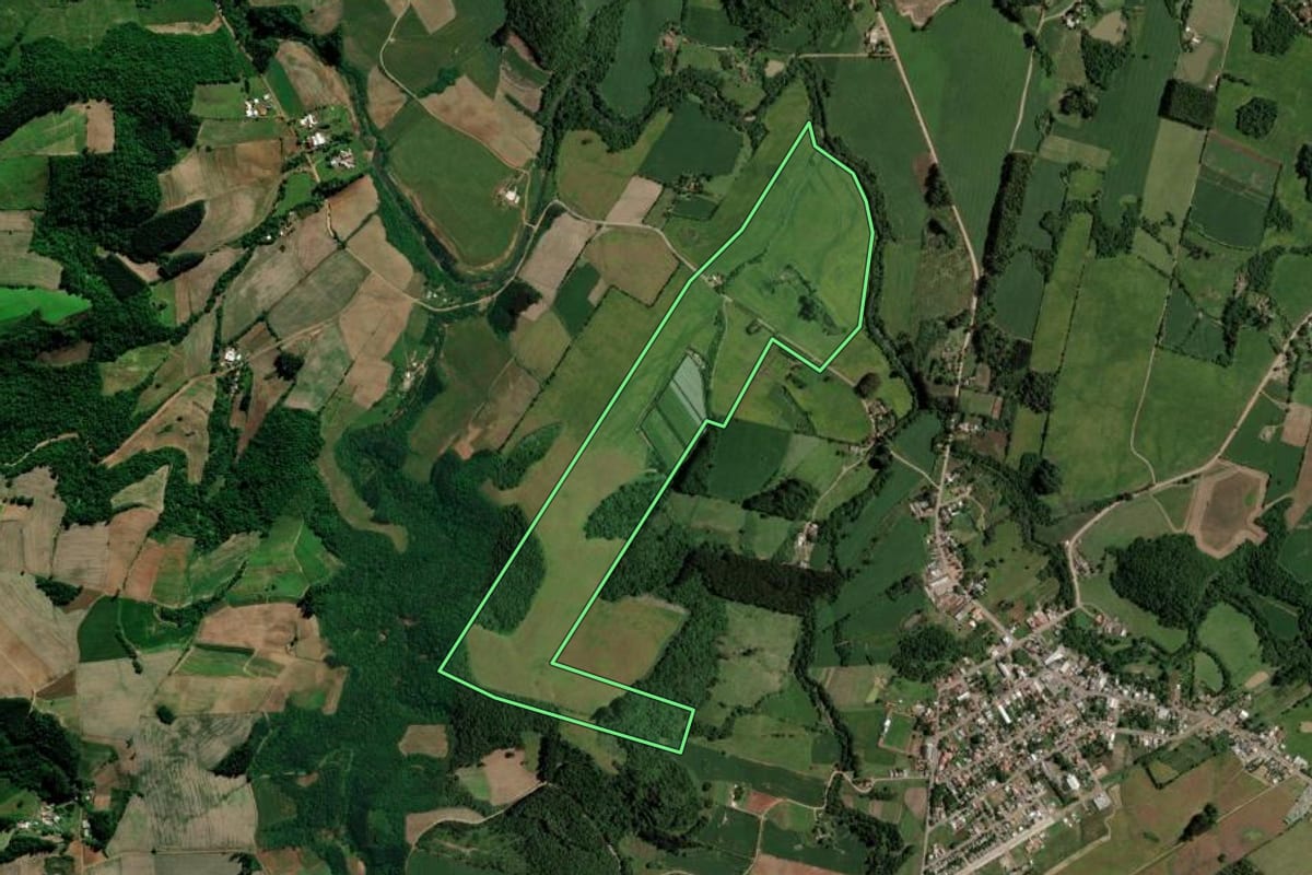 Imagem de satélite do imóvel rural em Segredo (RS), com o contorno declarado no CAR desenhado por cima.
