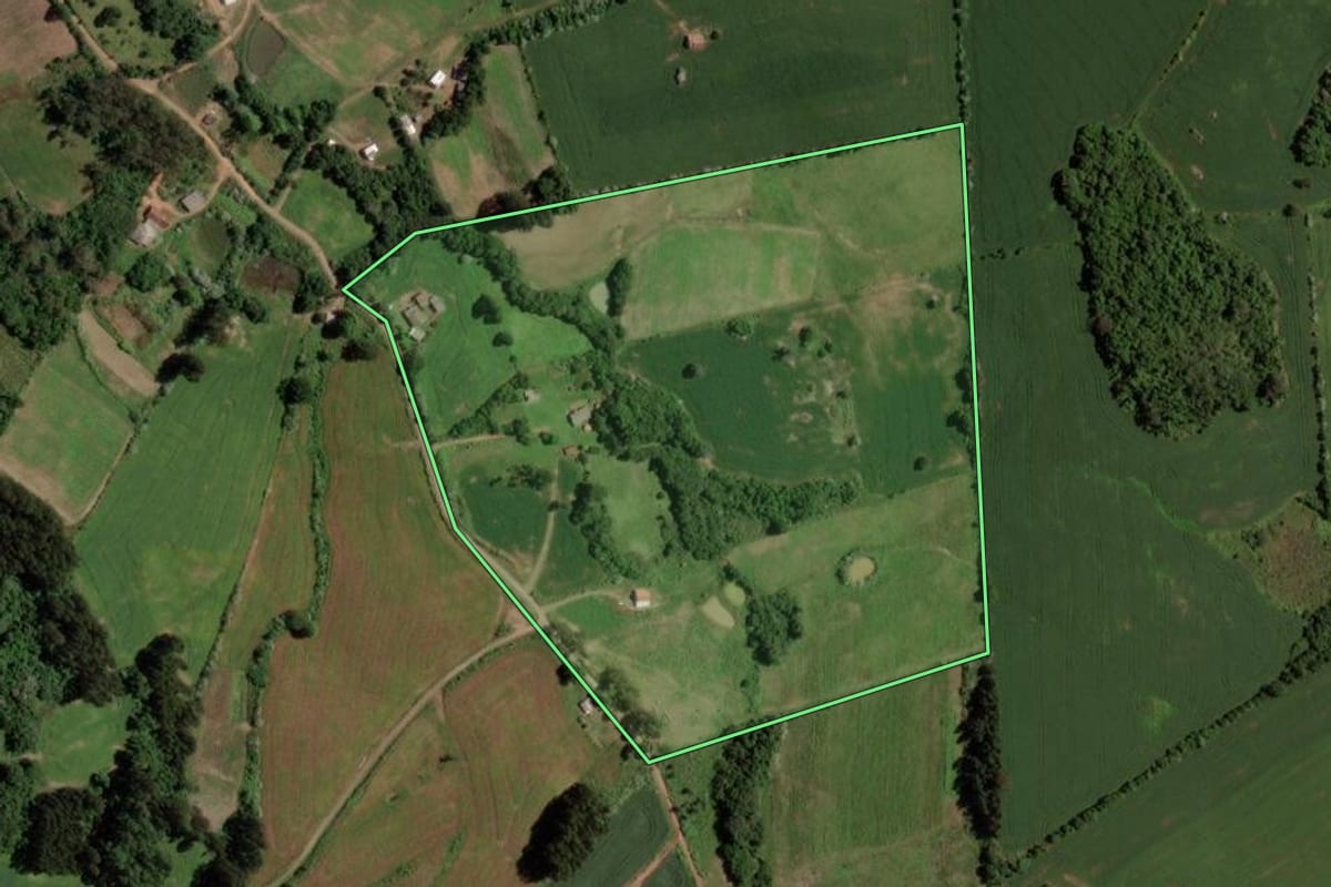 Imagem de satélite do imóvel rural em Segredo (RS), com o contorno declarado no CAR desenhado por cima.