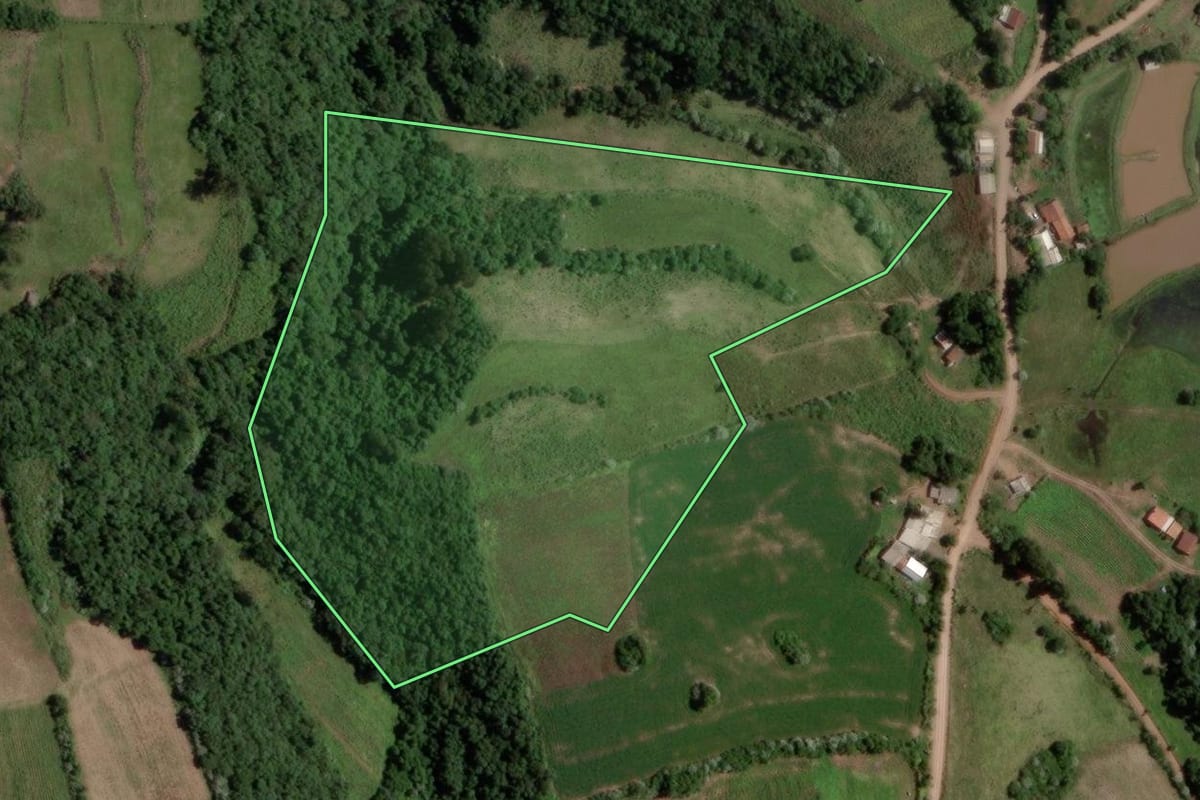 Imagem de satélite do imóvel rural em Segredo (RS), com o contorno declarado no CAR desenhado por cima.