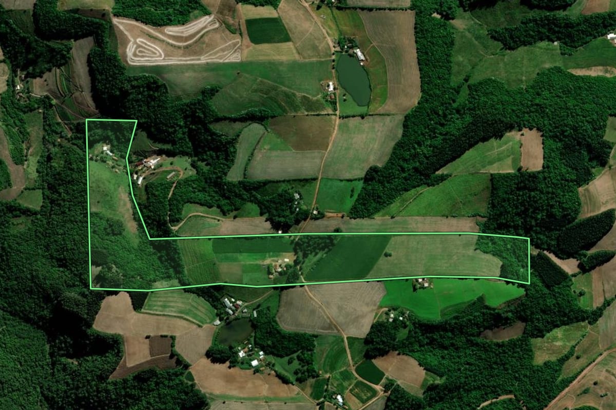 Imagem de satélite do imóvel rural em Segredo (RS), com o contorno declarado no CAR desenhado por cima.
