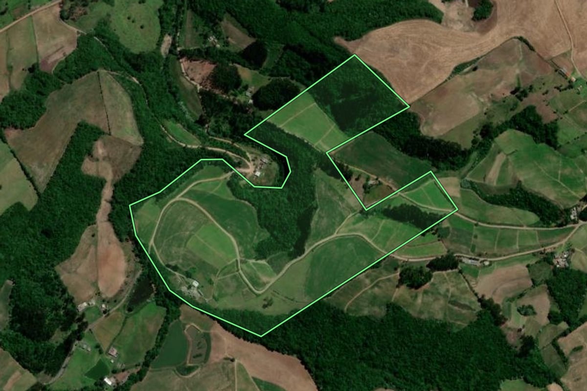 Imagem de satélite do imóvel rural em Segredo (RS), com o contorno declarado no CAR desenhado por cima.